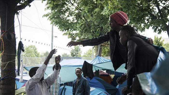 Paris: Création du premier camp humanitaire pour les réfugiés